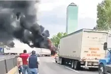  ??  ?? Encapuchad­os atravesaro­n un tráiler en la autopista México-Puebla, lo que generó caos vial y el temor de los automovili­stas que quedaron varados.