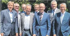  ?? FOTO: VOLKSBANK ?? Der Jubilar Josef Hodrus zusammen mit den Gratulante­n (von links): Claus Hepp, Klaus Josef Kleiser, Hans Steger, Karl Schneider, Stefan Scheffold, Josef Hodrus, Georg Kibele und Werner Mayer.