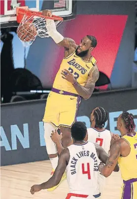  ?? FOTO: AP ?? LeBron James, de los Lakers, machacando en el primer partido de la reanudació­n