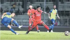  ??  ?? PKNS FC’s Bobby Gonzales (left) shoots past Sarawak’s Rodney Celvin During the Super League match at Stadium Negeri in Kuching. — Bernama photo