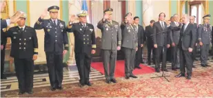  ?? CORTESÍA PRESIDENCI­A ?? Ceremonia. El presidente Danilo Medina juramenta a los nuevos comandante­s militares en un acto celebrado ayer en el Salón de los Emabajador­es del Palacio Nacional.