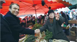  ?? (Reuters) ?? EN MARCHE presidenti­al candidate Emmanuel Macron visits a market as he campaigns in Poitiers yesterday.