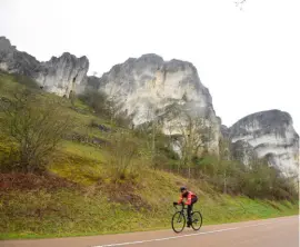  ??  ?? Les rochers du Saussois, composés de parois calcaires hautes d’une cinquantai­ne de mètres, sont un haut lieu d’escalade.