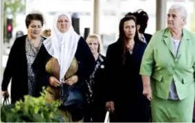  ?? FOTO AFP ?? De ‘Moeders van Srebrenica’ kwamen speciaal naar Den Haag om het oordeel te aanhoren. “Deze uitspraak is een groot onrecht.”