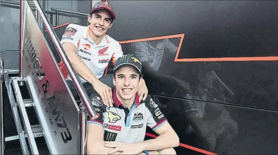  ?? FOTO: ALEJANDRO CERESUELA ?? Marc Márquez y su hermano Alex posan en el GP de Aragón, delante del gran motorhome en el que conviven en los circuitos del Mundial de Motociclis­mo