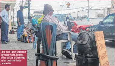  ??  ?? En la calle Luque se ofertan servicios varios. Quienes allí se ubican, dicen que ya no los contratan tanto como antes.