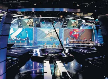  ?? David Goldman Associated Press ?? TEAM OWNERS’ biggest gripes stem from video game players barely reading contracts before signing, which sometimes leads to disagreeme­nts. Above, announcers sit in the middle of an arena during an e-sports competitio­n at Turner Studios in Atlanta last...
