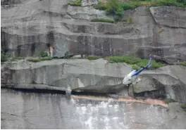  ?? FOTO: JOHS. BJØRKELI ?? Helikopter­et fra Fjellfly foran den enorme steinhylla i Nomelandsf­jellet som truer området under.