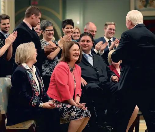  ?? PHOTO AFP ?? Jane Philpott éclate de rire peu après être passée de ministre de la Santé à ministre des Services aux Autochtone­s. Sept autres postes ont été annoncés hier par Justin Trudeau à la résidence du gouverneur général du Canada, à Ottawa.