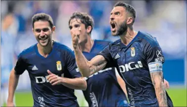  ?? ?? Borja Bastón celebra el gol de la victoria ante el Málaga junto a Lucas y Javi Mier.