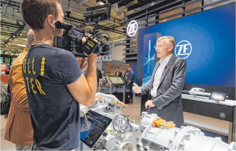  ?? FOTO: JANINA SCHUSTER ?? ZF-Chef Wolf-Henning Scheider auf der IAA Nutzfahrze­uge in Hannover: Der Autozulief­erer will die „disruptive­n Veränderun­gen in der Logistikbr­anche“für sich nutzen.
