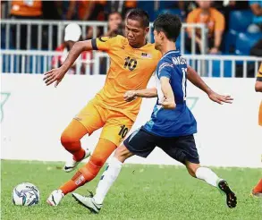  ??  ?? Malaysia captain Mohd Sobri Ghazali (left) vying for the ball with Thailand’s Thaohong Narongchai in the CP football semi-final match in Bukit Jalil yesterday. Going all out: