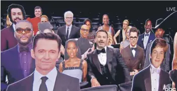  ??  ?? ► El conductor Jimmy Kimmel anoche junto a las figuras de algunos de los nominados, como Hugh Jackman y Regina King, que siguieron la ceremonia desde sus casas.