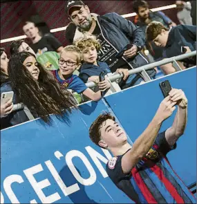  ?? FOTO: PERE PUNTÍ ?? Pablo Torre atendió a los aficionado­s Un ‘selfie’ en el Estadi Johan Cruyff
