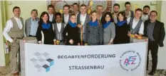  ?? Foto: Jim Benninger ?? Das Team der Bauinnung Nördlingen mit den begabteste­n Straßenbau­ern Südbayerns.