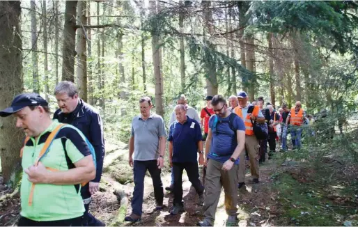  ?? Foto: Andrè Schubert ?? Gregor Gysi und Ministerpr­äsident Bodo Ramelow waren im August in Thüringen auf Wanderscha­ft