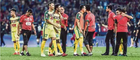  ??  ?? Reaksi pemain Kedah selepas tumpas kepada JDT pada final Piala Malaysia, di Stadium Shah Alam, kelmarin.