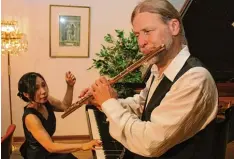  ?? Foto: Herb ?? Der Flötist Christoph Riedlberge­r und Pianistin Minako Schneegass musizieren zu sammen als Duo Poetico Musicale. Beim Kammerkonz­ert im Mindelheim­er Silversaal erhielten sie viel Beifall.