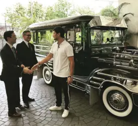  ??  ?? The Peninsula Manila GM Mark Choon is introduced to Wheels host Matteo Guidicelli by the hotel’s PR director Mariano Garchitore­na.