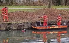  ?? RP-ARCHIVFOTO: MVO ?? In der Nähe des Campus der Hochschule Rhein Waal suchen DLRG-Taucher Ende des Jahres 2017 nach einem vermissten Jugendlich­en.