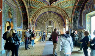  ??  ?? Scoperte Visitatori nel Castello di Sammezzano e, sotto, nella Villa Castellett­i a Signa