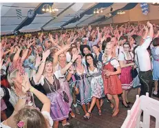  ?? RP-FOTO. WOLFGANG KAISER ?? Wie man sieht, waren die Gäste beim Schiefbahn­er Oktoberfes­t in bester Stimmung. Die Musik der Band Albfetza trug dazu bei.