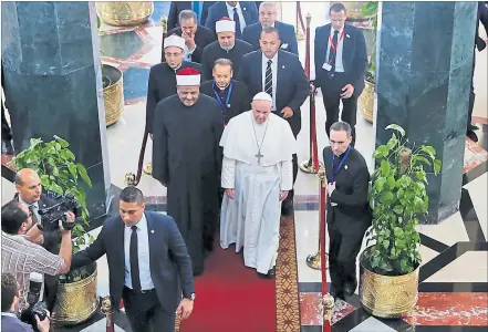  ?? [ AFP ] ?? Papst Franziskus mit islamische­n Rechtsgele­hrten in der al-Azhar-Universitä­t in Kairo.