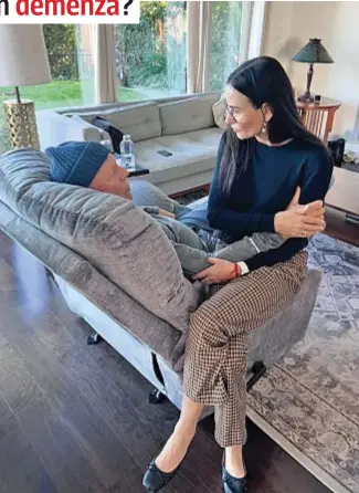  ?? ?? EX, MA VICINI Per il 69esimo compleanno di Bruce Willis, l’ex moglie Demi Moore, 61, ha pubblicato su Instagram una foto che li ritrae sul divano con un gesto e uno sguardo d’affetto.