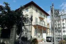  ??  ?? La palazzina in viale Matteotti dove sono concentrat­e le attività diagnostic­he