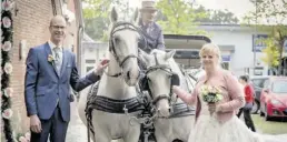  ??  ?? Glückliche Gewinner der Hochzeitsk­utschfahrt mit Gerold Claußen vom Ð -Gewinnspie­l 2020. Jana Wagner erzählt ihre Geschichte vom Heiratsant­rag bis zur Traumhochz­eit.