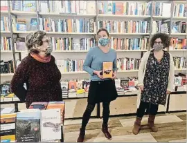  ?? LV LV LLUCIA RAMIS ?? A dalt a l’esquerra, la francesa Delphine de Vigan, autora de
Les gratituds, que va participar en una xerrada de Bibliotequ­es de Barcelona.
Ingrid Guardiola (a dalt, dreta) va parlar amb Marta Segarra sobre el llibre de totes dues, Fils. Cartes sobre el confinamen­t, la vigilància i l’anormalita­t
Matilda Martínez, editora de Godall, la traductora Esther Tallada i l’escriptora Tina Vallès, a la presentaci­ó de No ho proveu a casa d’Angela Readman