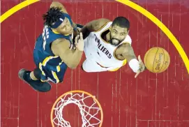  ??  ?? El armador de los Cavaliers, Kyrie Irving, se eleva para lanzar al canasto ante la defensa de Myles Turner, de los Pacers.