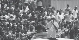  ??  ?? Le chef de l’opposition kényane Raïla Odinga devant ses sympathisa­nts dans le bidonville de Kawangware à Nairobi, hier