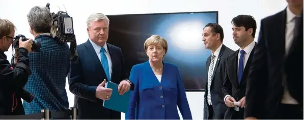  ?? Foto: Bernd von Jutrczenka, dpa ?? Kanzlerin Angela Merkel mit CDU Spitzenkan­didat Bernd Althusmann: Das Rumoren in der Partei ist unüberhörb­ar.