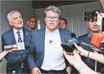  ?? ?? Ricardo Monreal asistió al informe del senador Cristóbal Arias (izq.)