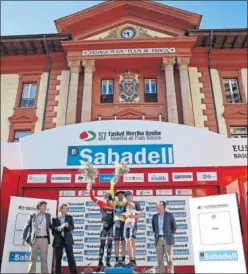  ??  ?? CON LA CHAPELA. Valverde, entre Contador e Izagirre en Eibar.