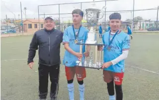  ?? ?? ▮
El Deportivo de los Santos posó con trofeo de campeones tras la gran final.