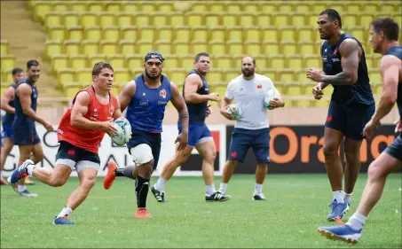  ?? (Photo AFP) ?? Antoine Dupont en plein boulot sur la pelouse du stade Louis-II de Monaco lors du dernier stage des Bleus.