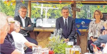  ?? FOTO: SPD ?? Diskussion zur Donau mit (von links) dem Tuttlinger Oberbürger­meister Michael Beck, dem Botschafte­r der Republik Moldau in Berlin, Oleg Serebrian, und der Europaabge­ordneten Evelyne Gebhardt (SPD).