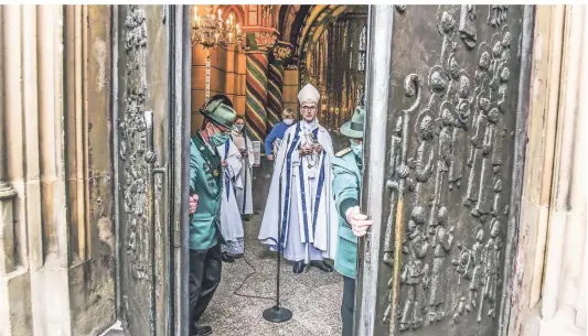  ?? ARCHIVFOTO: EVERS ?? Die Öffnung beziehungs­weise Schließung der Pilgerpfor­te – hier durch Bischof Karl Borsch – ist ein symbolisch­er Akt.