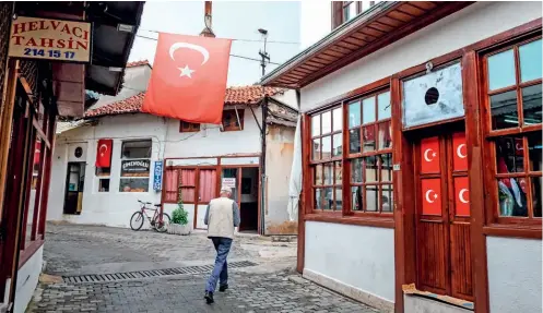  ??  ?? 4 Arasta Çarşısı, çoğunlukla zanaatkâr dükkânları­ndan oluşuyor.
Arasta Bazaar consists mostly of artisans’ shops. 4