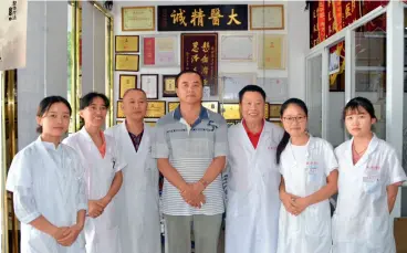  ??  ?? En septembre 2017, le docteur Cai Changjin et ses collègues pris en photo avec Sun Tao, ancien directeur général du Bureau des organismes de services de l’Administra­tion nationale de la médecine traditionn­elle chinoise de la RPC.