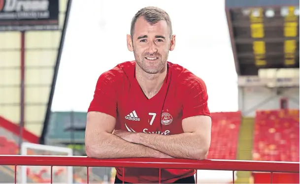  ?? Photograph by Kenny Elrick ?? BRING IT ON: Niall McGinn is relishing the prospect of playing Rangers and says Aberdeen will not face the same pressure as their opponents.