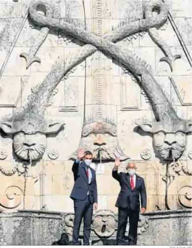  ?? ESTELA SILVA / EFE ?? Pedro Sánchez, junto al primer ministro portugués, Antonio Costa, saluda ayer en la localidad lusa de Guarda.