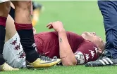  ??  ?? Infortunio Andrea Belotti a terra: si è infortunat­o al ginocchio ed è uscito in barella (Ansa)