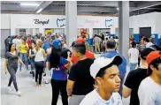  ?? CÉSAR BOLÍVAR ?? Largas y lentas colas se presentaro­n en los puntos de comida del nuevo estadio de béisbol Édgar Rentería.