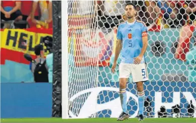  ?? ALBERTO ESTÉVEZ/ EFE ?? Sergio Busquets, en su último partido como capitán de España, en la eliminació­n del Mundial ante Marruecos.