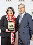  ?? Foto: Top Job ?? Sylvia Gnüchtel, Personalch­efin der Er win Müller Group, nahm die Top Job Auszeichnu­ng von Wolfgang Clement entgegen.