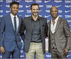  ?? ?? Ansu y Bori Fati, flanqueand­o al representa­nte del jugador, Jorge Mendes