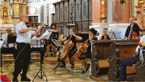  ?? Foto: Martin Gah ?? Bei seiner Serenade in der Günzburger Frauenkirc­he brachte das Günzburger Kammerorch­ester unter anderem das Rondo in A Dur für Soloviolin­e und Streicher von Franz Schubert zur Aufführung. Solist war der Konzertmei­ster Bernhard Büsch.